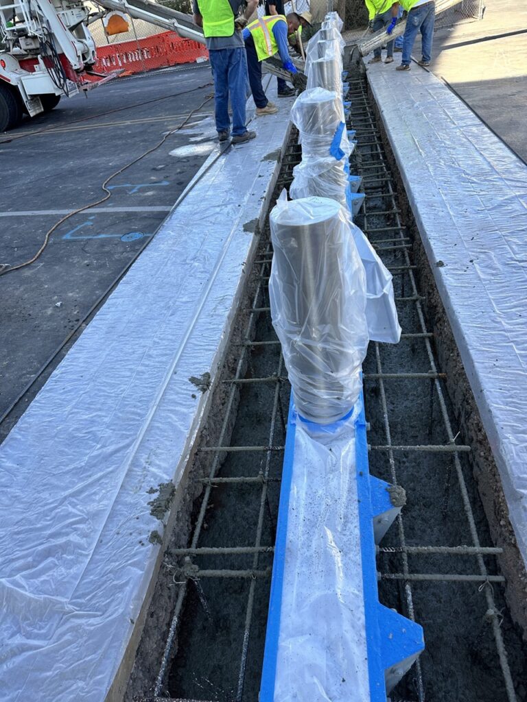 MANUALLY RETRACTABLE M30 BOLLARDS