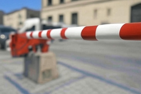 manual drop arm vehicle barrier